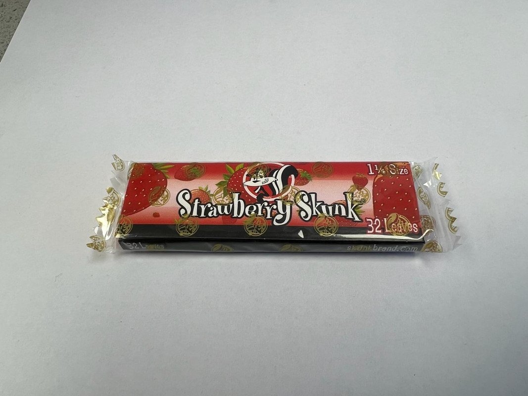 Skunk Strawberry Flavoured Rolling Papers